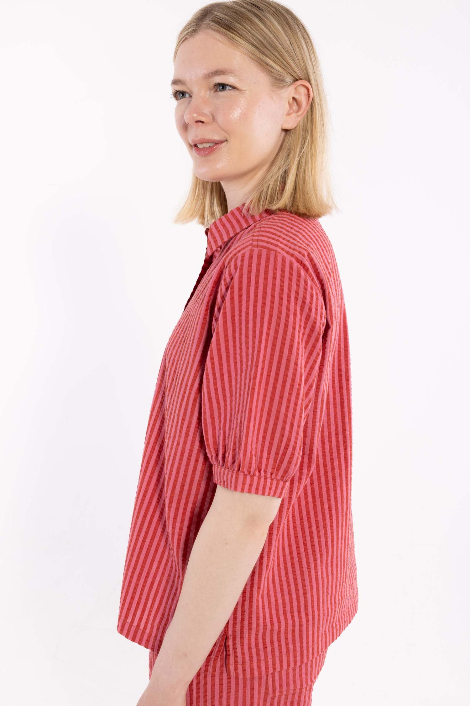 Sød kortærmet bæk og bølge skjorte med røde og lyserøde striber til kvinder