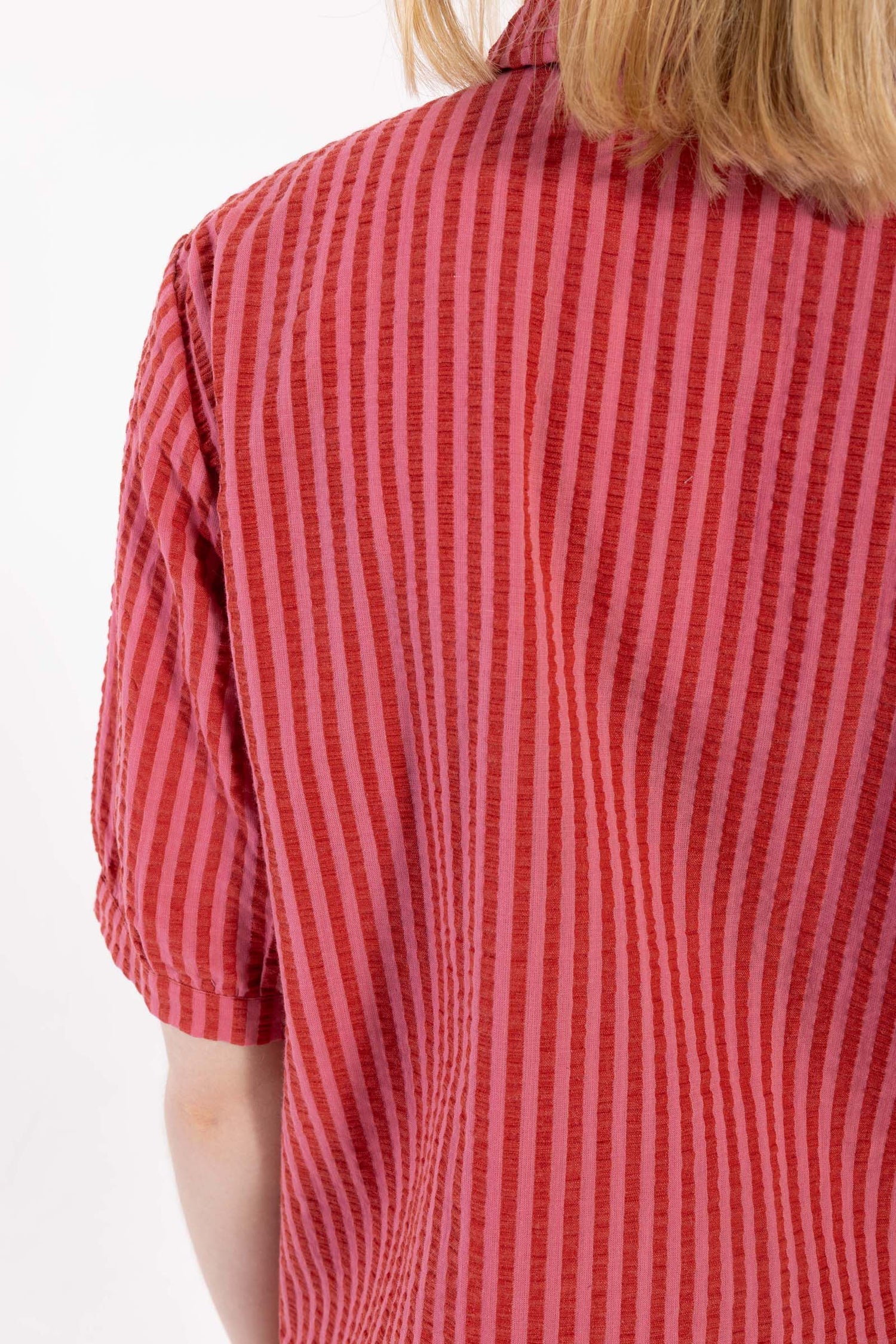 Sød kortærmet bæk og bølge skjorte med røde og lyserøde striber til kvinder