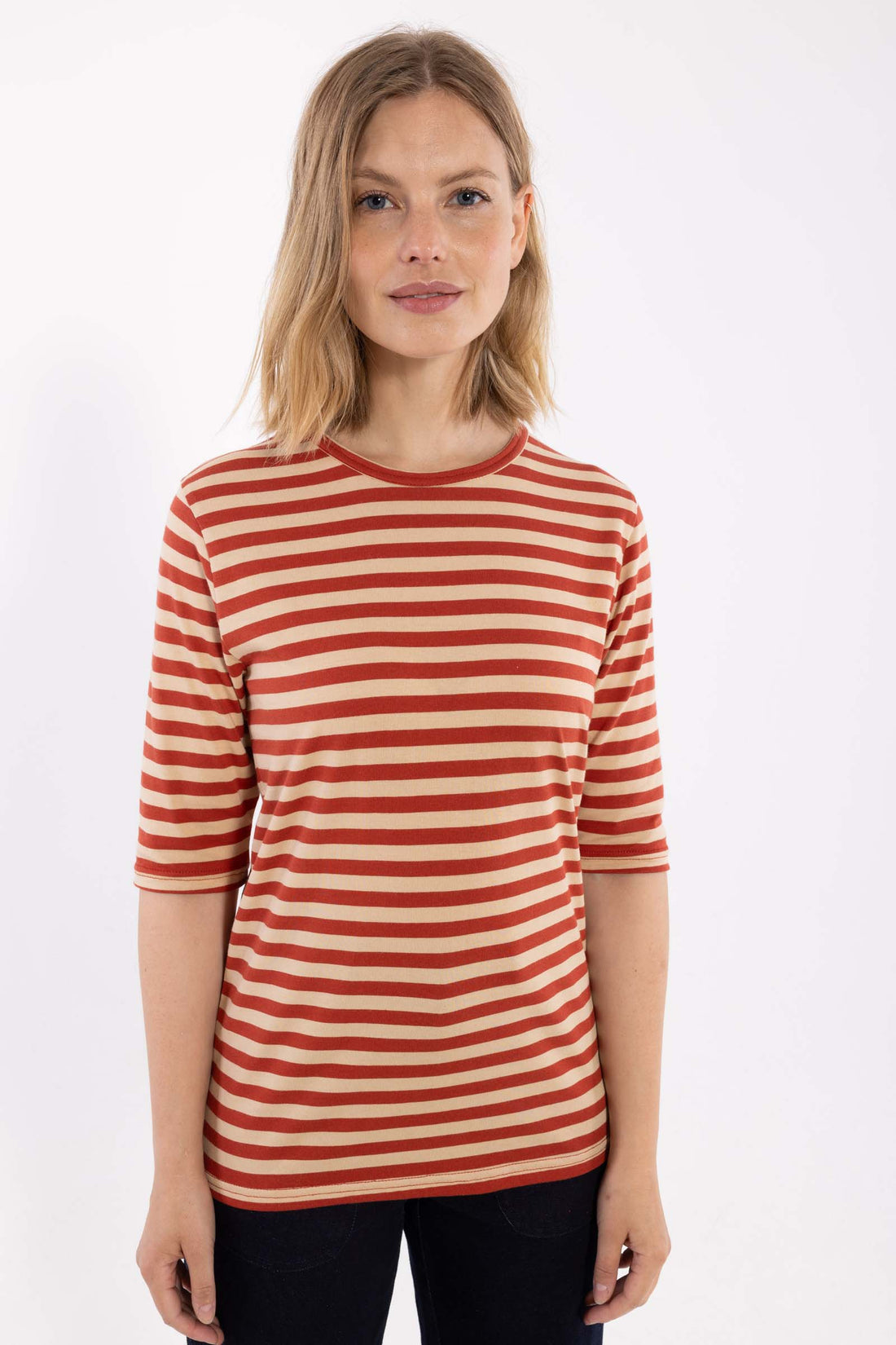 Lækker t-shirt med striber i brændt rød og varm sandfarve til kvinder
