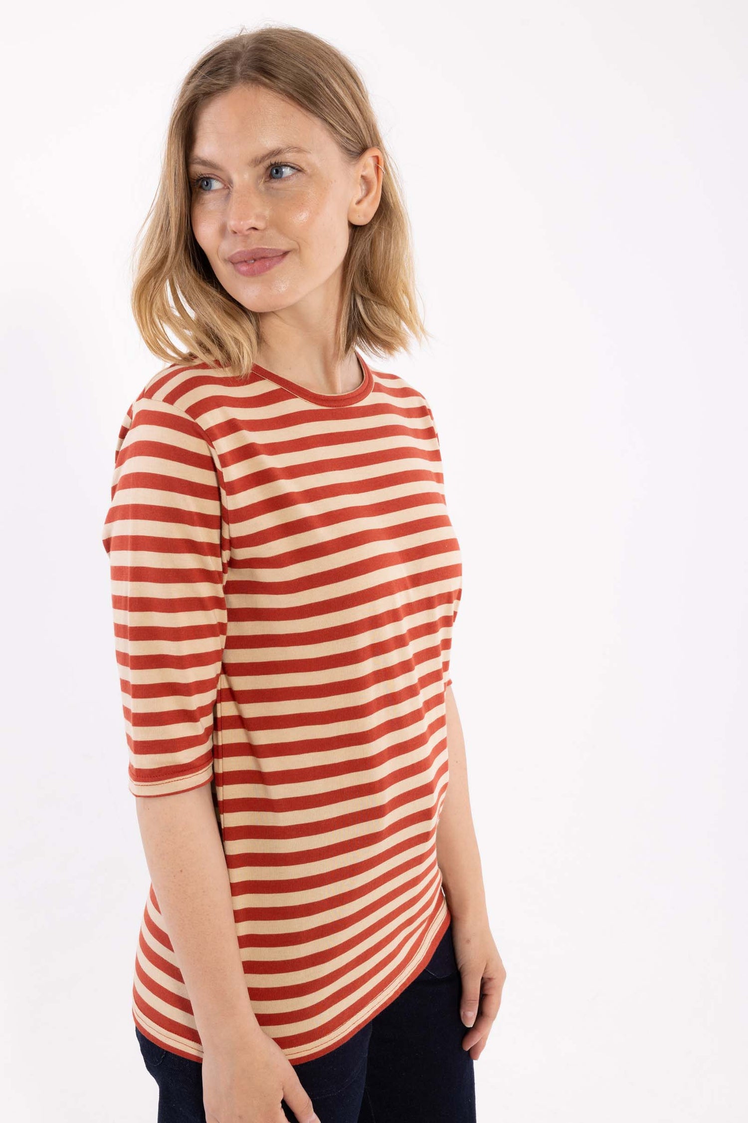 Lækker t-shirt med striber i brændt rød og varm sandfarve til kvinder