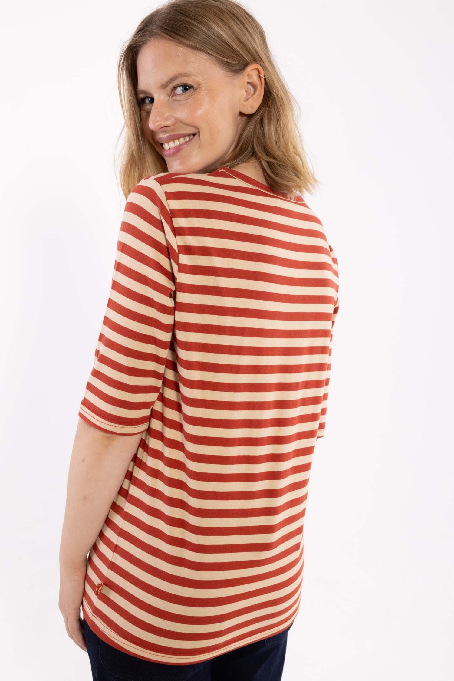 Lækker t-shirt med striber i brændt rød og varm sandfarve til kvinder