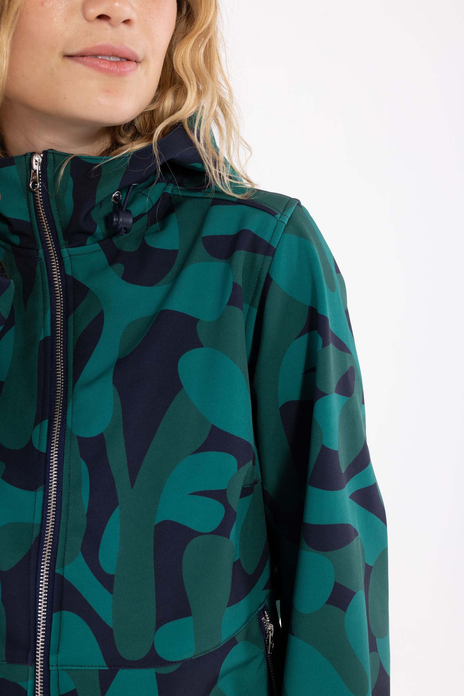 Praktisk mønstret jakke i grønne og blå nuancer til kvinder
