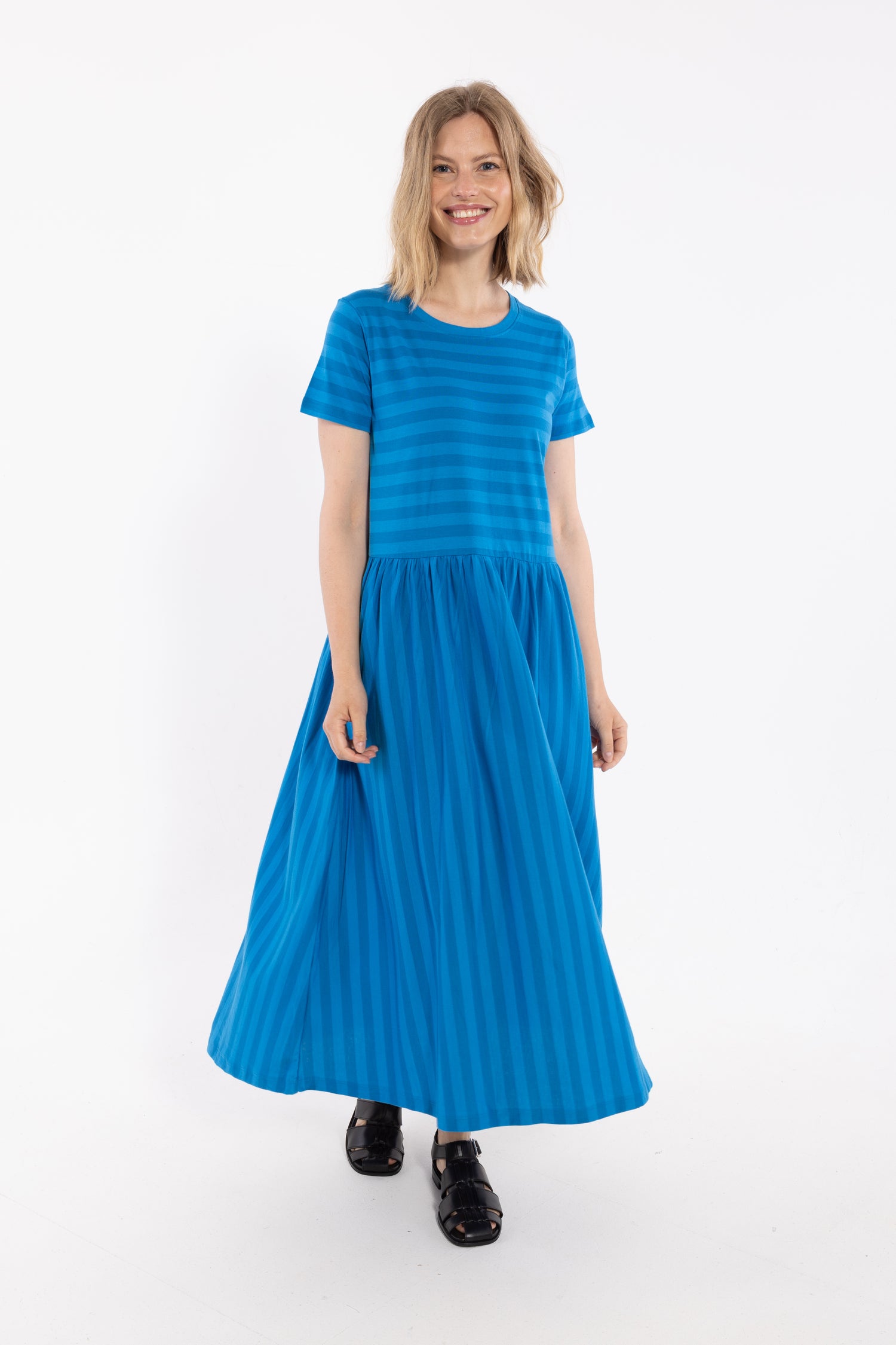 Fin kjole med striber, korte ærmer og skørt med vidde til kvinder