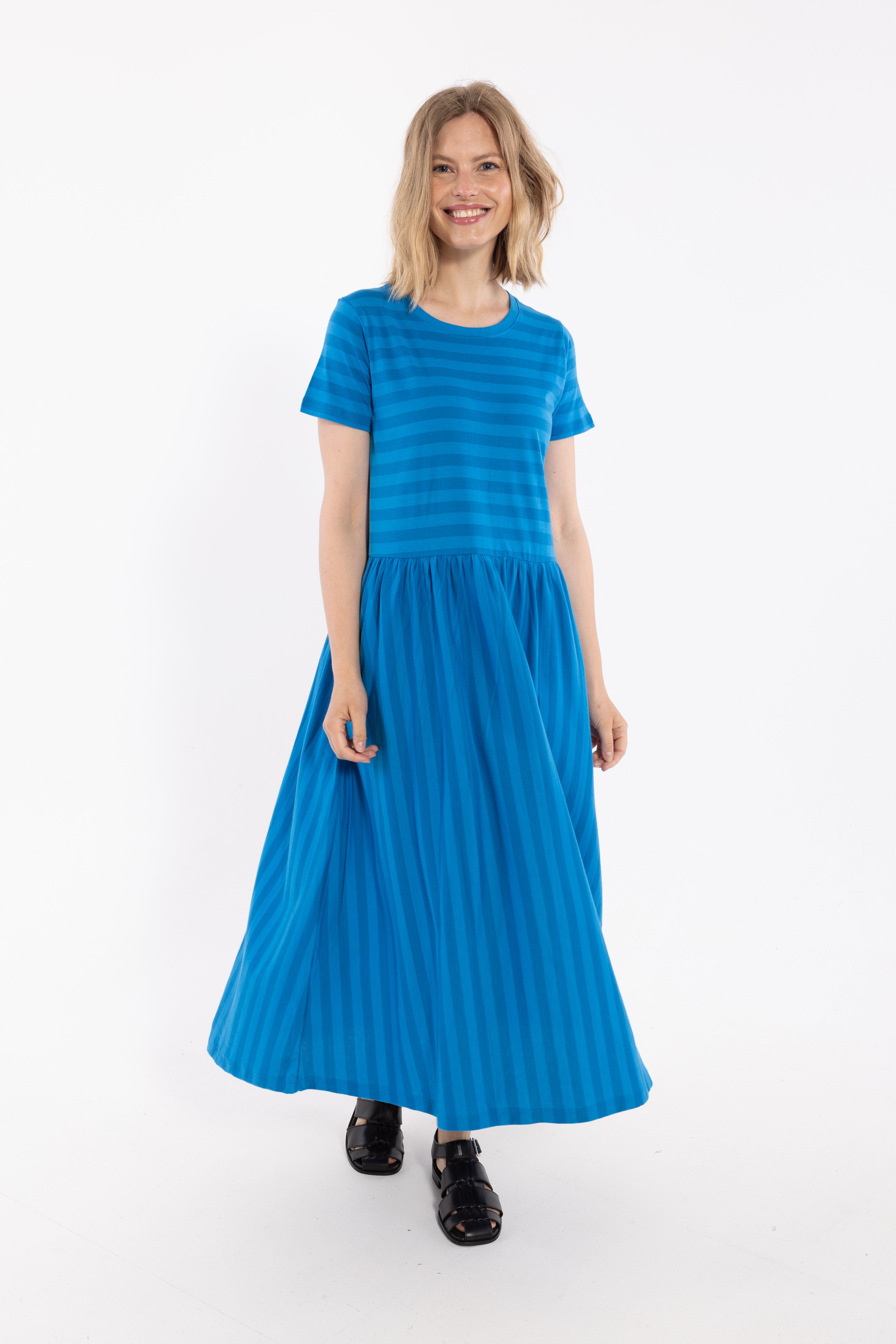 Fin kjole med striber, korte ærmer og skørt med vidde til kvinder