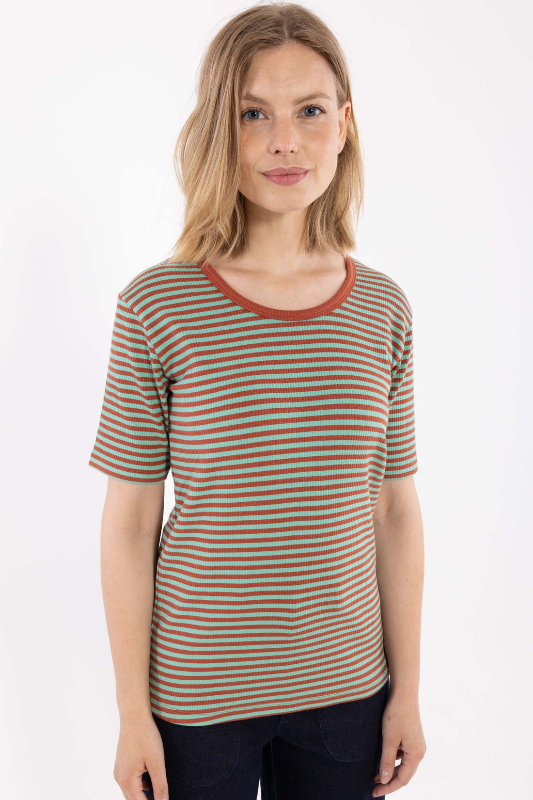 Stribet t-shirt i brændt rød og mintgrøn til kvinder