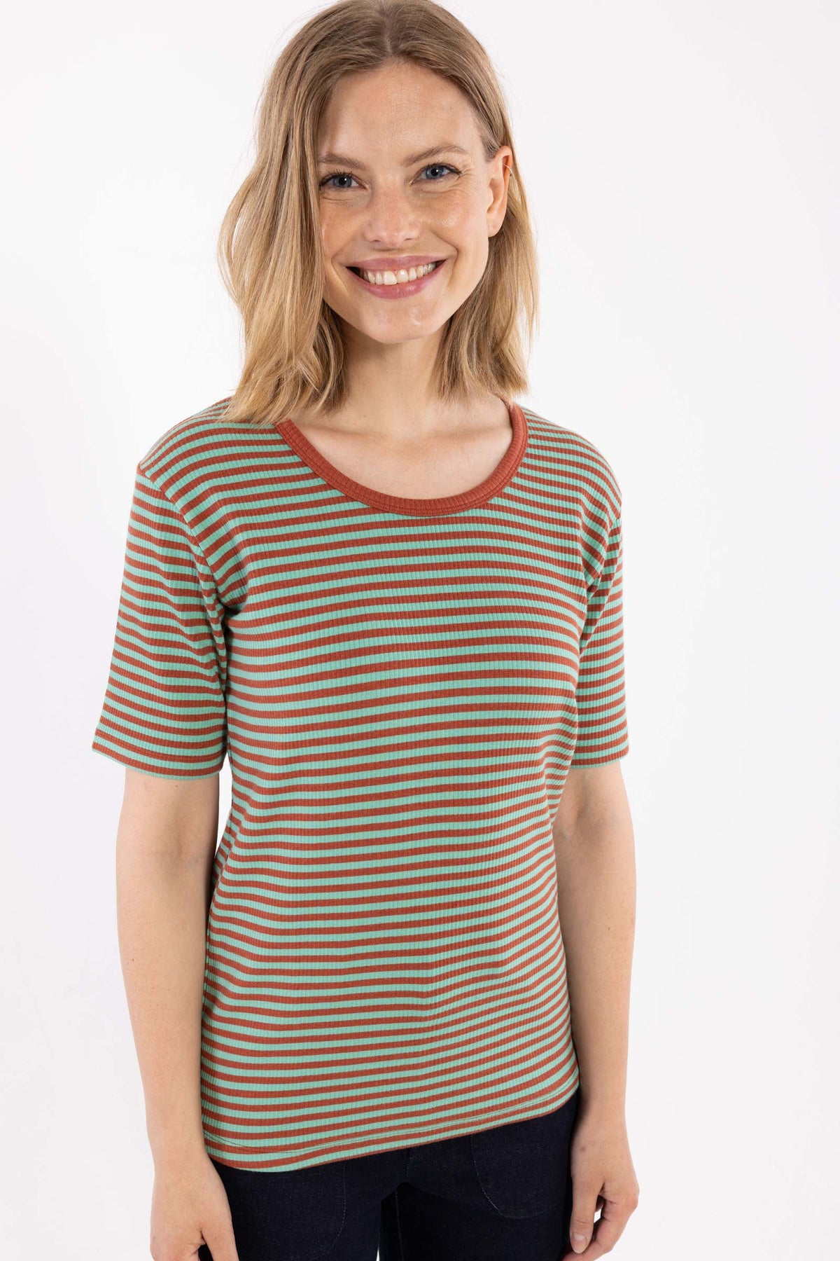 Stribet t-shirt i brændt rød og mintgrøn til kvinder
