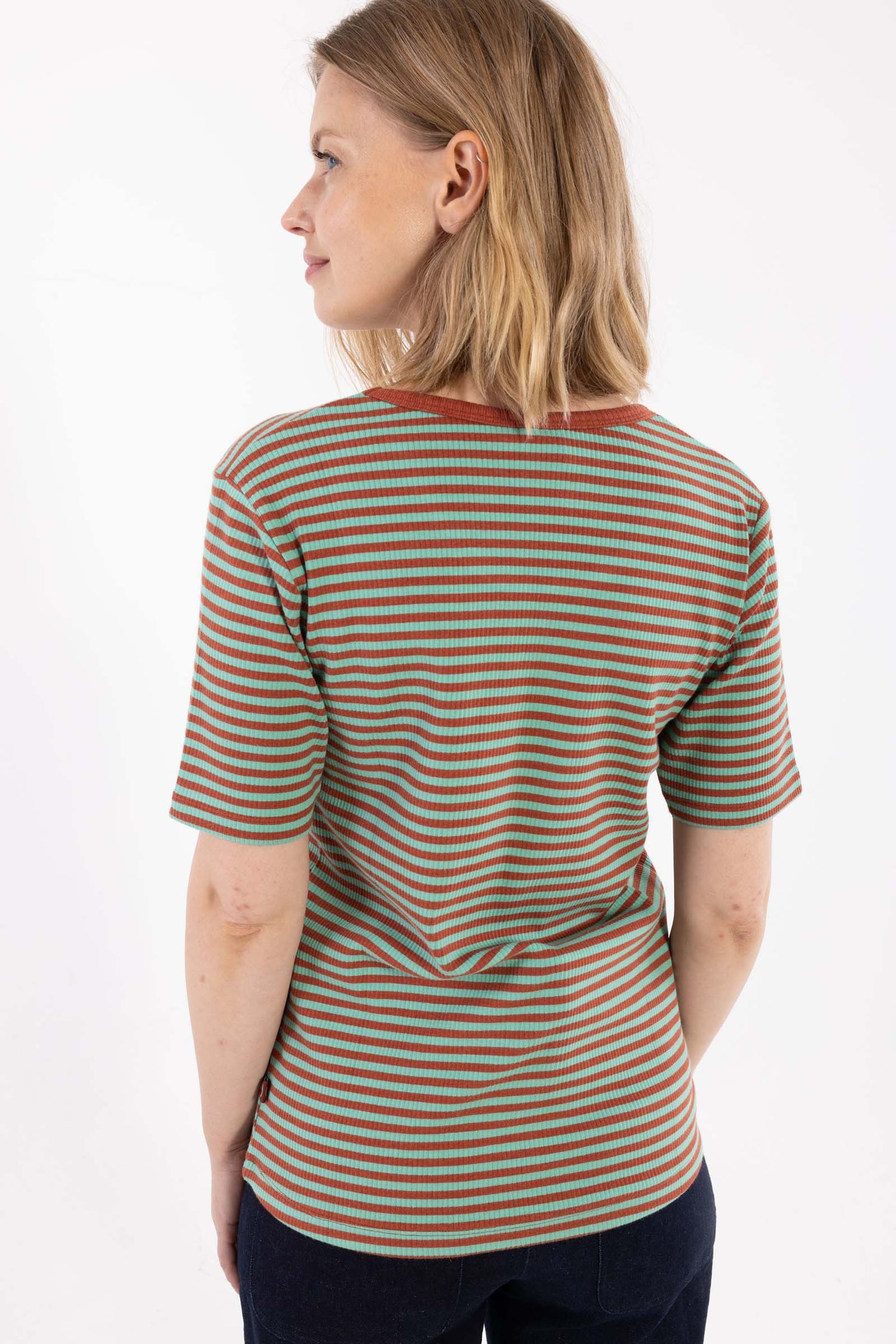 Stribet t-shirt i brændt rød og mintgrøn til kvinder