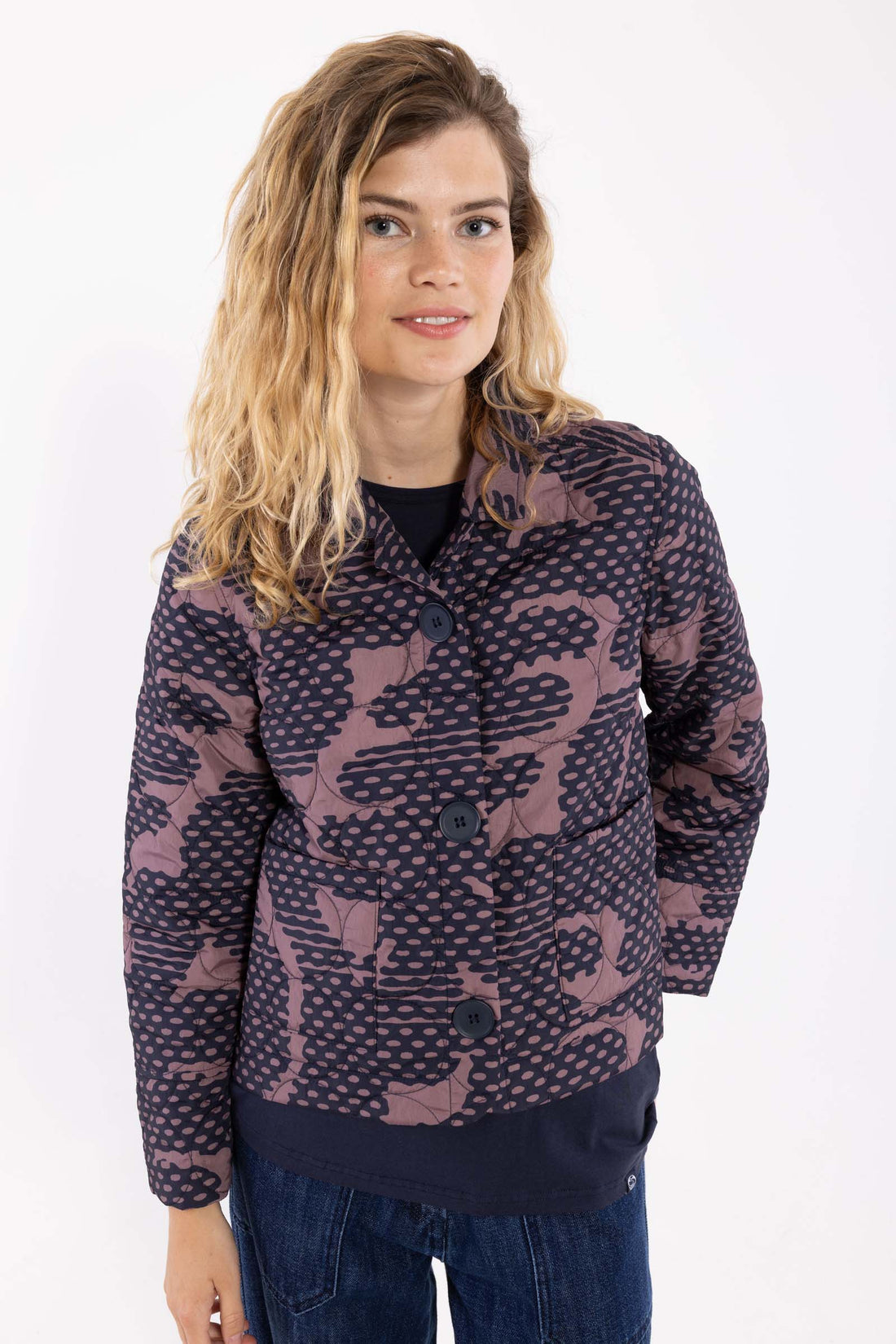 Flot quiltet termoblazer med fint mønster til kvinder.