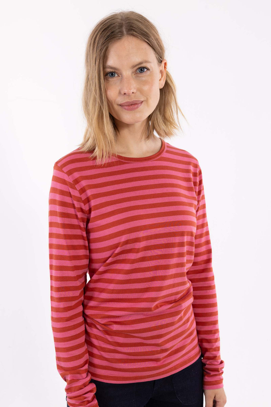 Lækker bluse med striber i rød og pink til kvinder