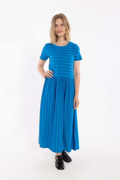 Fin kjole med striber, korte ærmer og skørt med vidde til kvinder