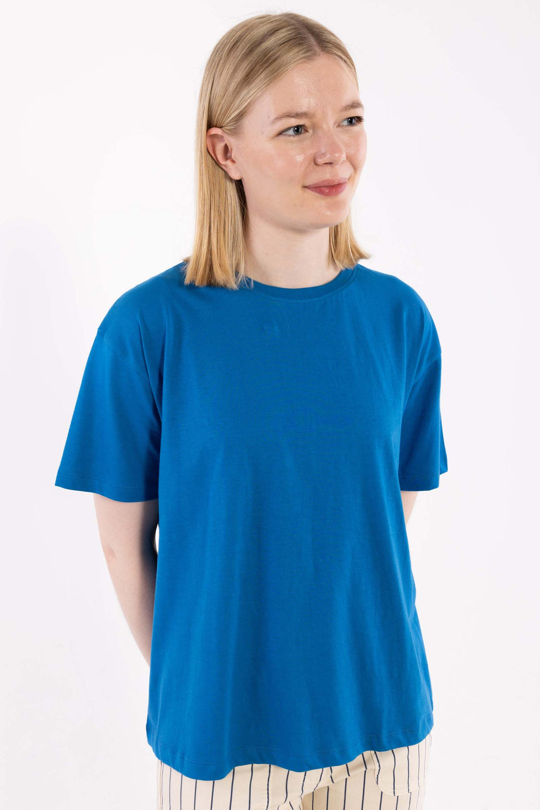 Fin boxy t-shirt i blå med rund hals til kvinder
