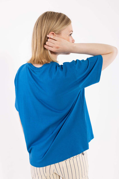 Fin boxy t-shirt i blå med rund hals til kvinder
