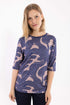 Lækker t-shirt med mønster i mørkeblå og støvet rosa til kvinder