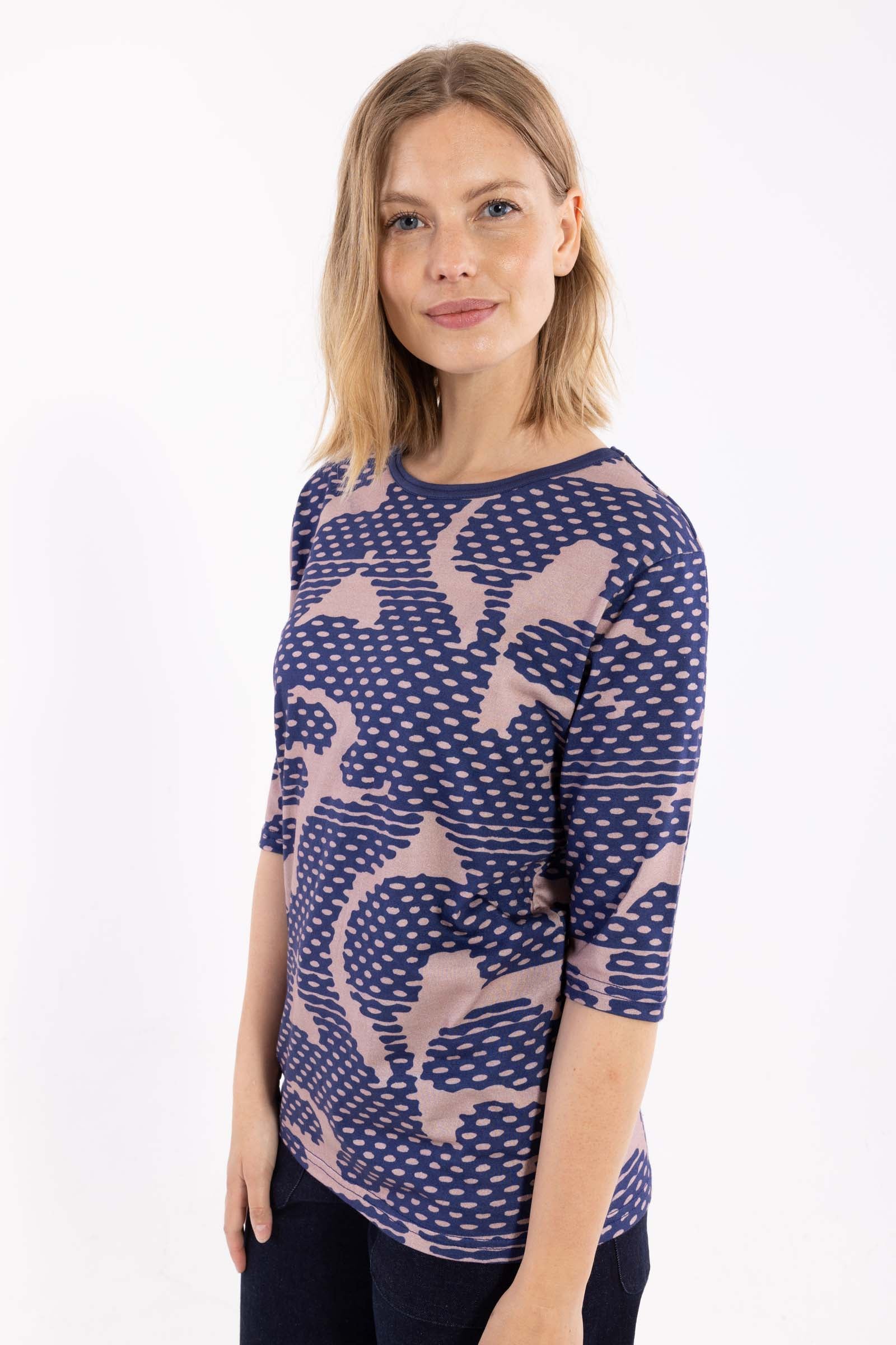 Lækker t-shirt med mønster i mørkeblå og støvet rosa til kvinder