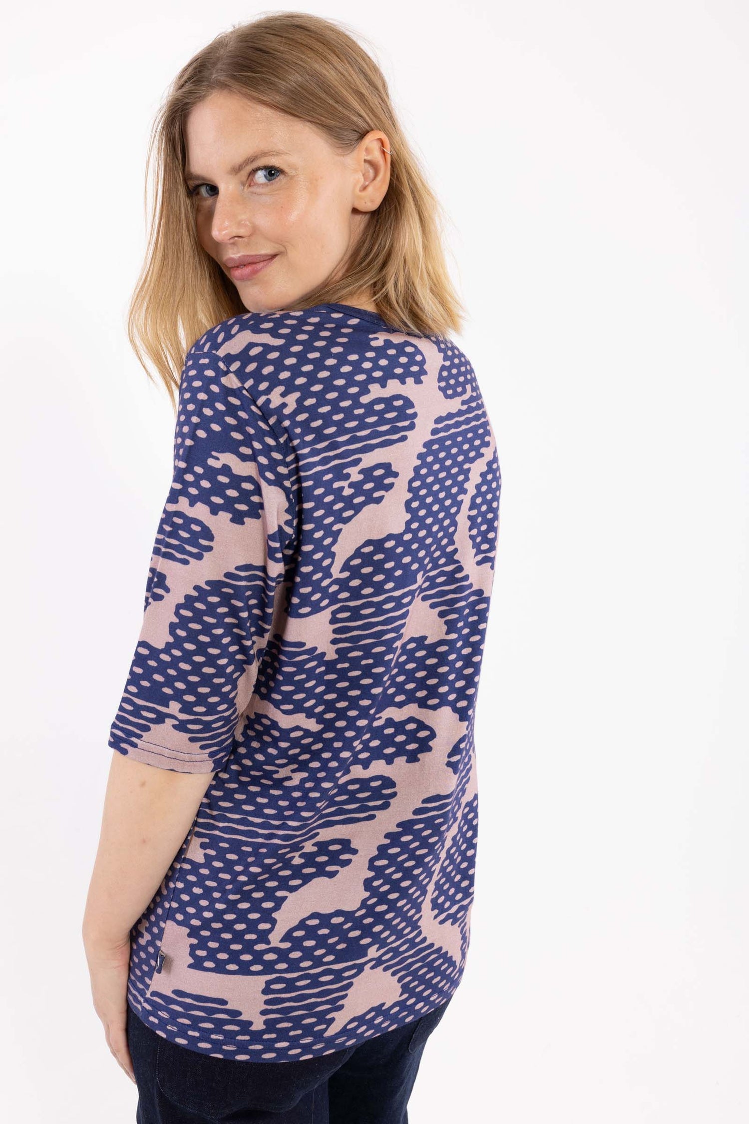 Lækker t-shirt med mønster i mørkeblå og støvet rosa til kvinder