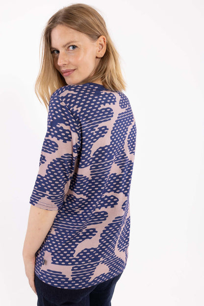 Lækker t-shirt med mønster i mørkeblå og støvet rosa til kvinder