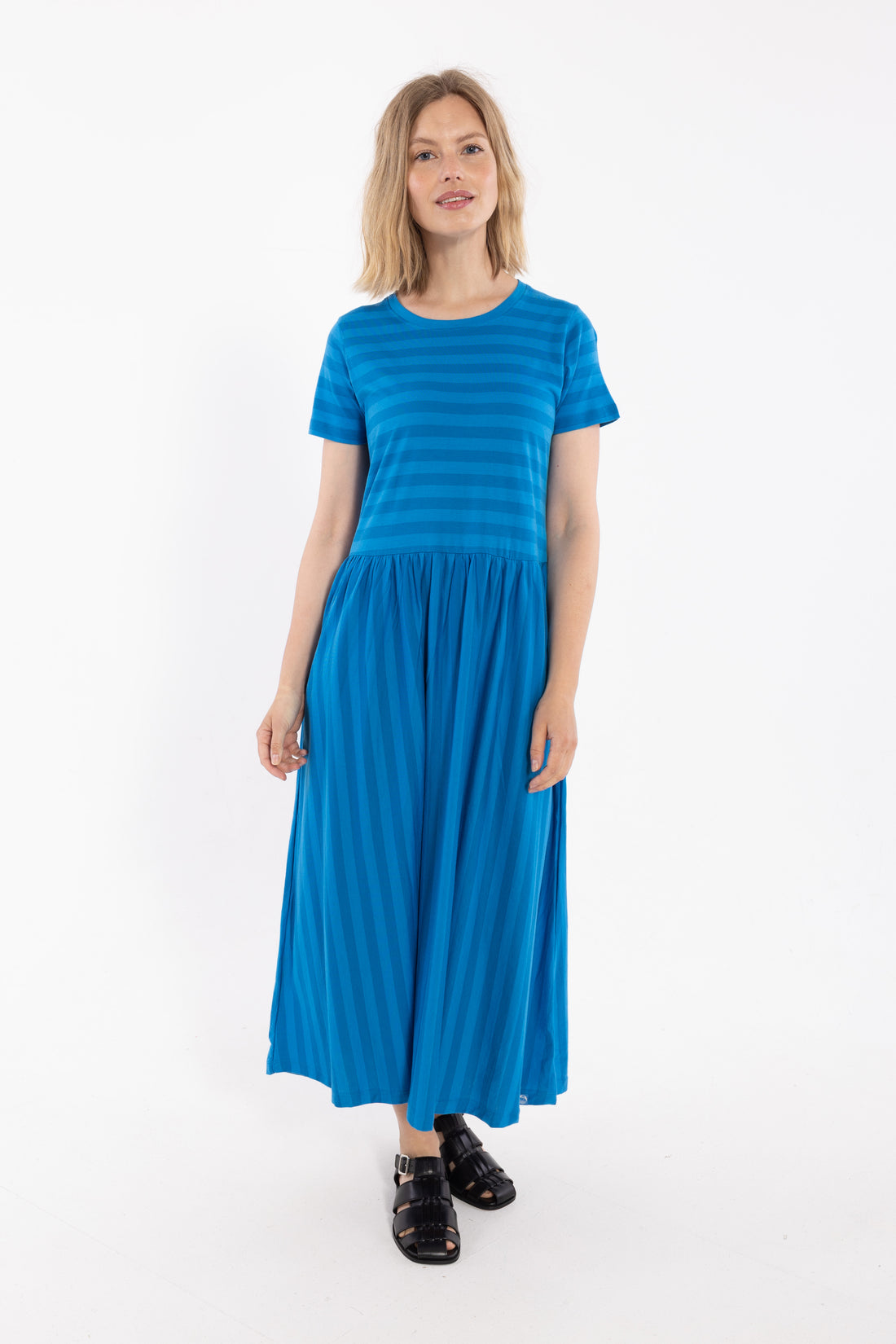 Fin kjole med striber, korte ærmer og skørt med vidde til kvinder