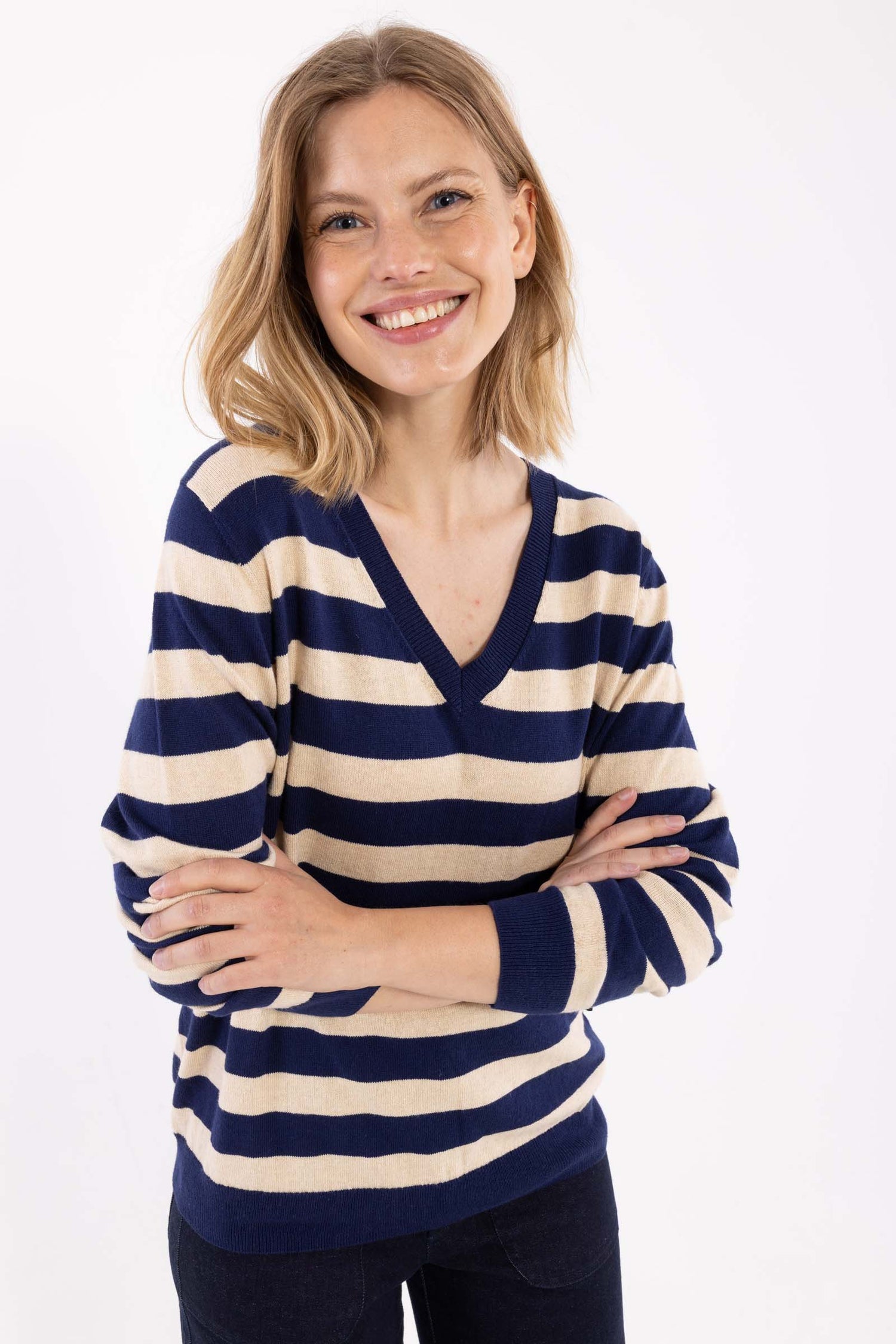 Smart sweater med blå og lyse striber og v-hals til kvinder fra Danefæ