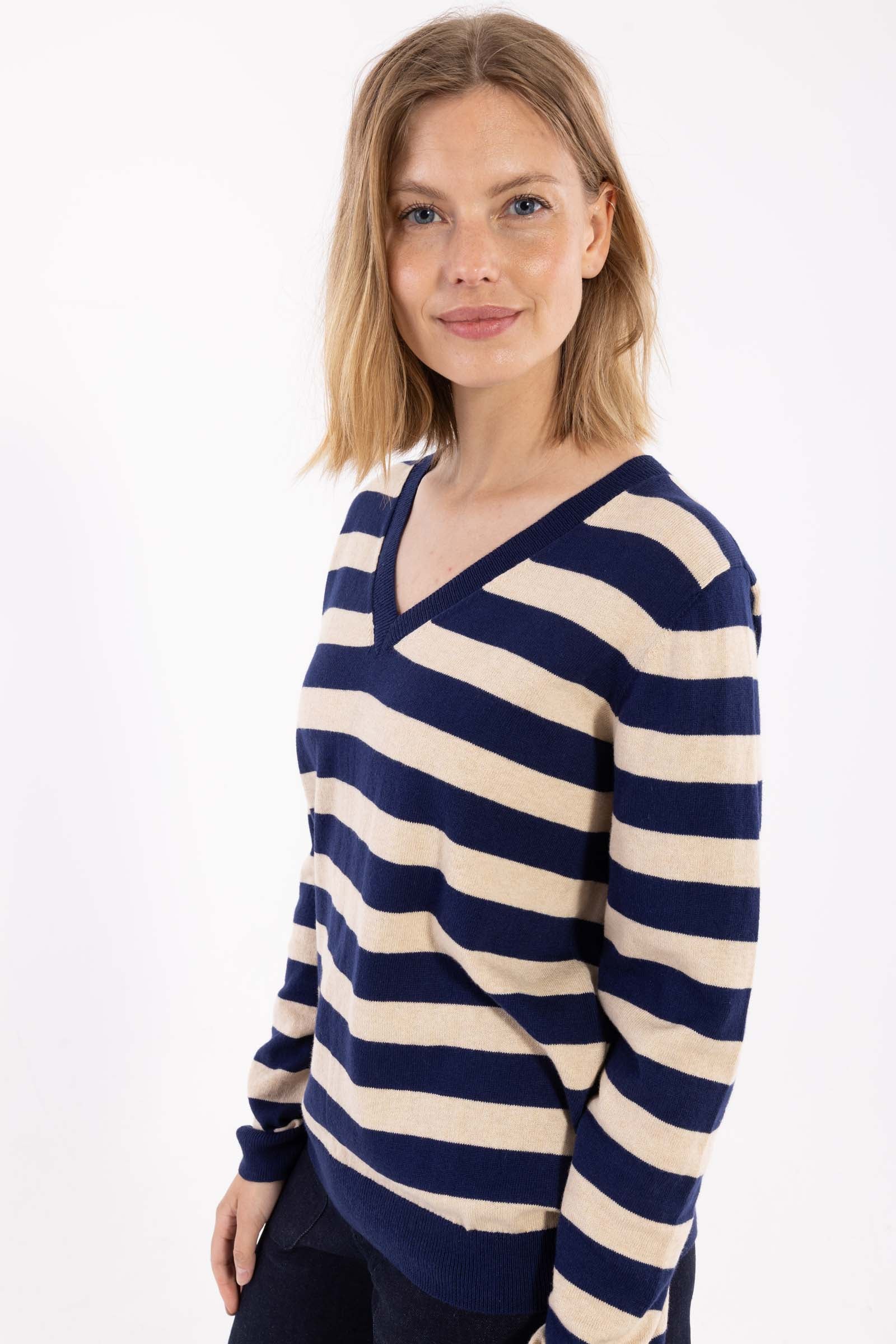 Smart sweater med blå og lyse striber og v-hals til kvinder fra Danefæ