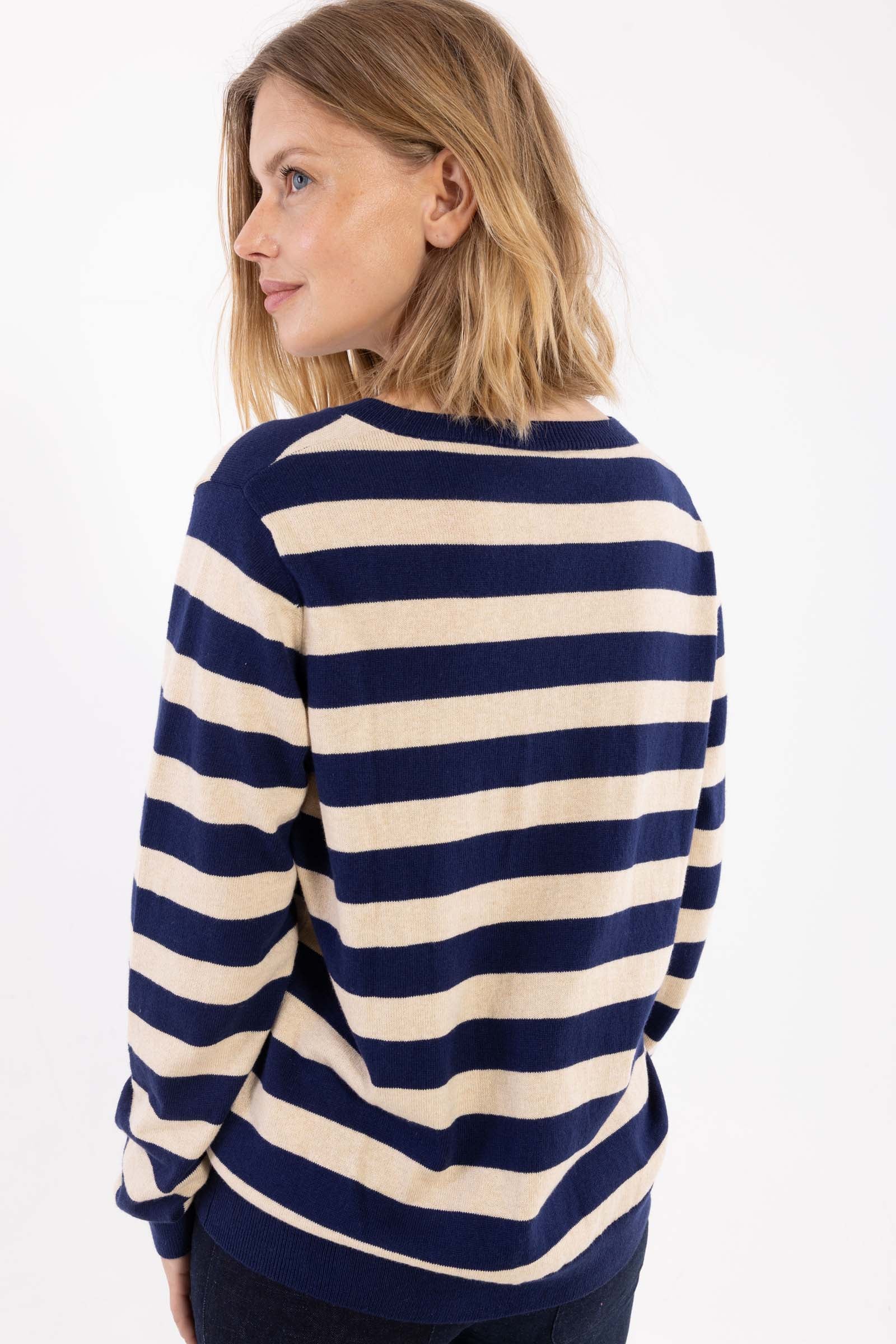 Smart sweater med blå og lyse striber og v-hals til kvinder fra Danefæ