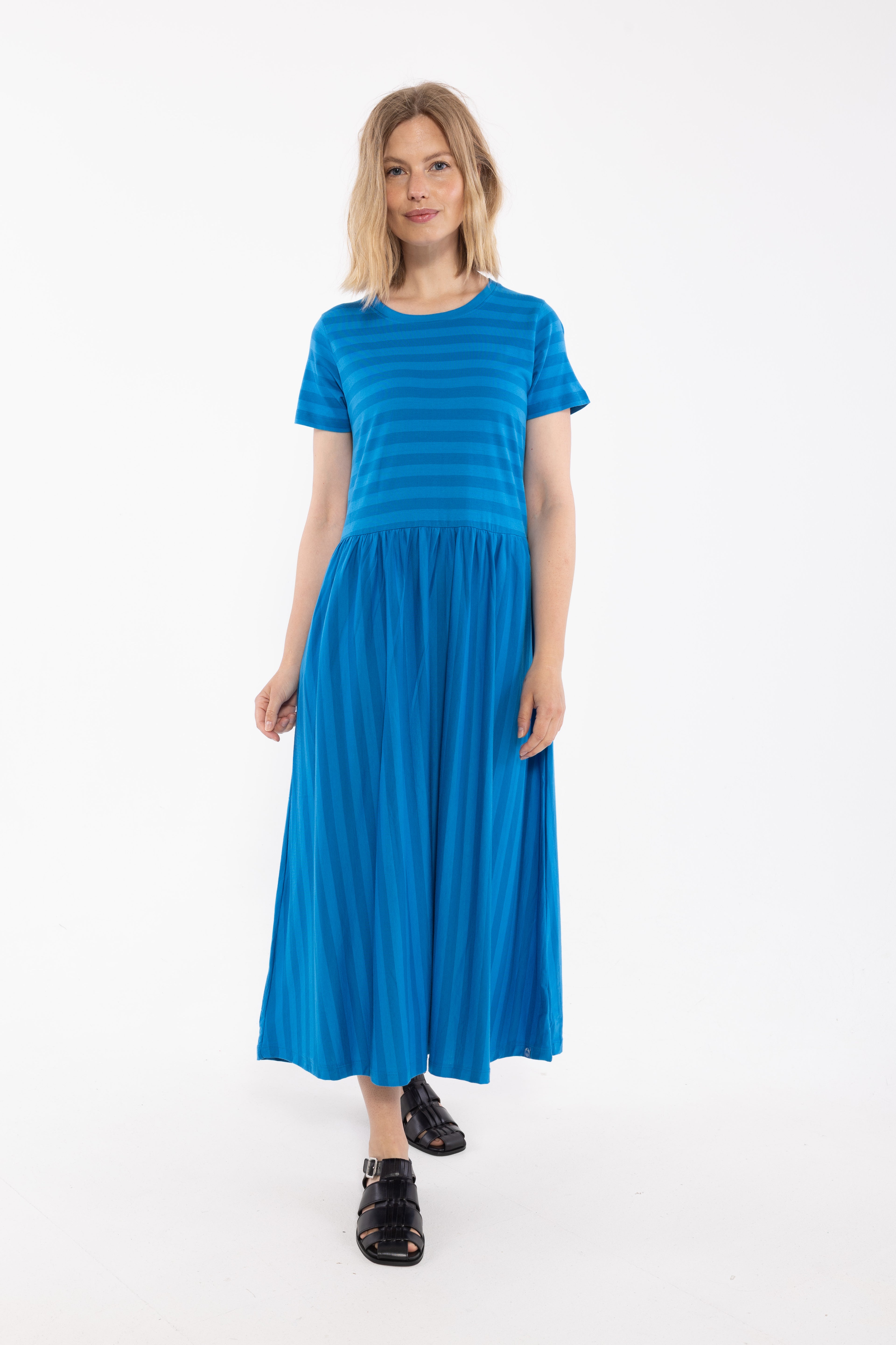 Fin kjole med striber, korte ærmer og skørt med vidde til kvinder