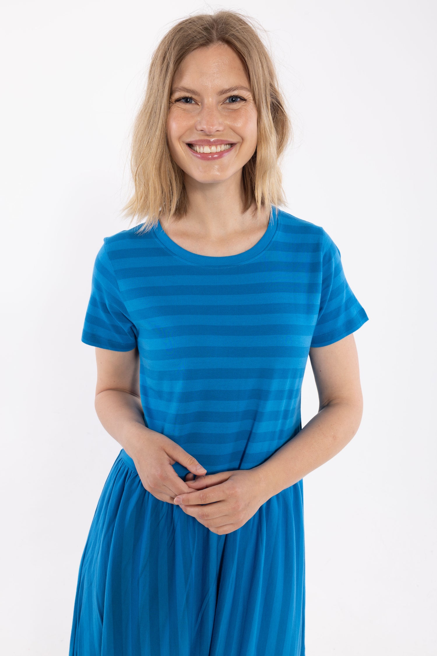 Fin kjole med striber, korte ærmer og skørt med vidde til kvinder