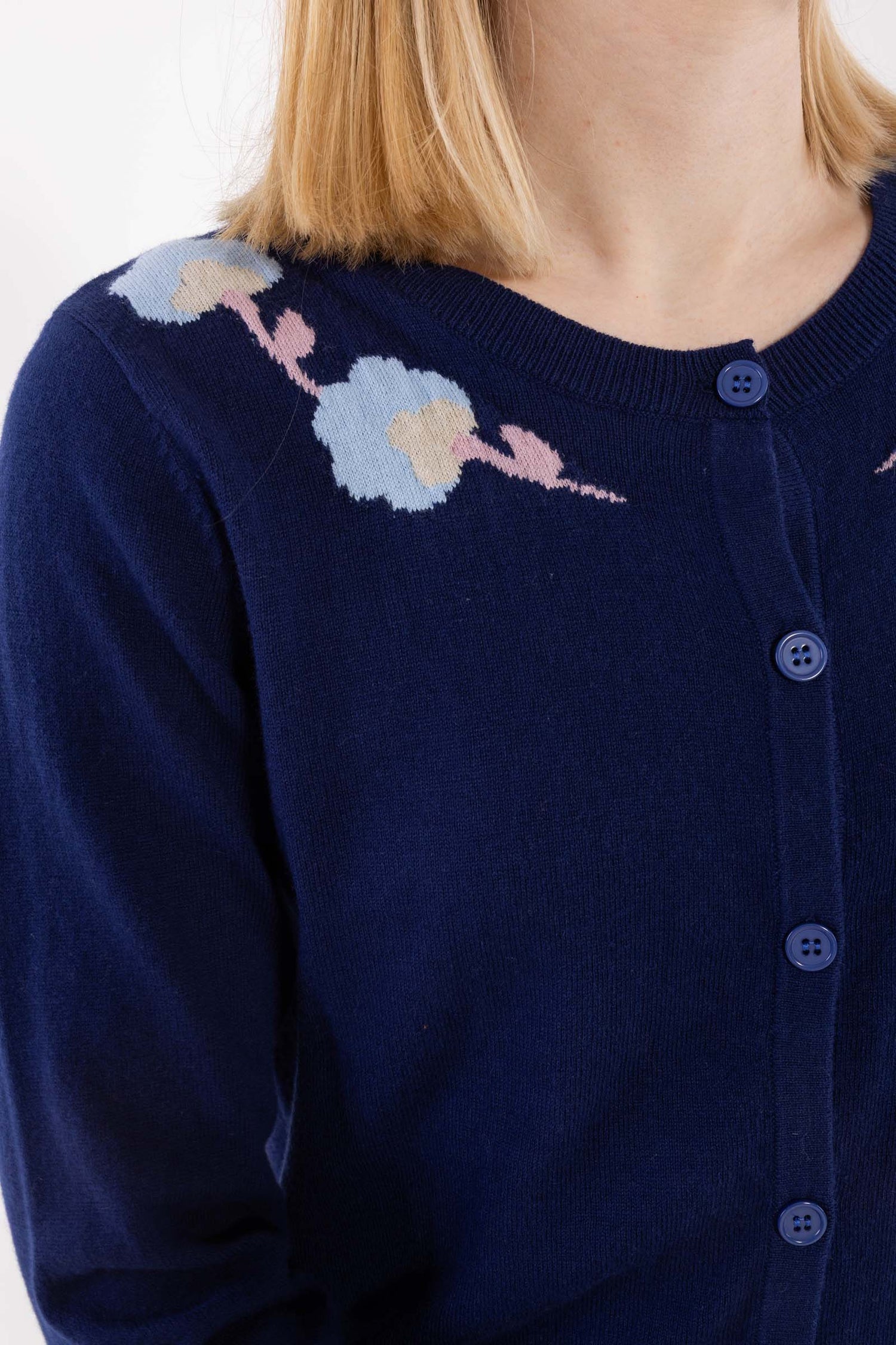 Lækker mørkeblå cardigan med fint blomstermønster til kvinder