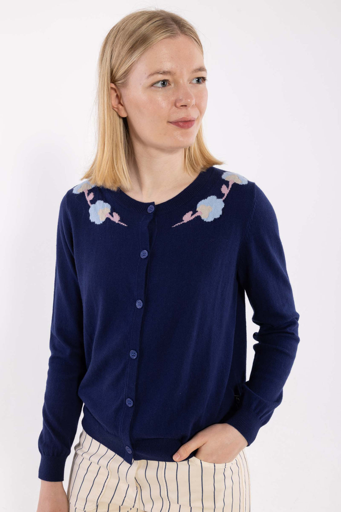 Lækker mørkeblå cardigan med fint blomstermønster til kvinder