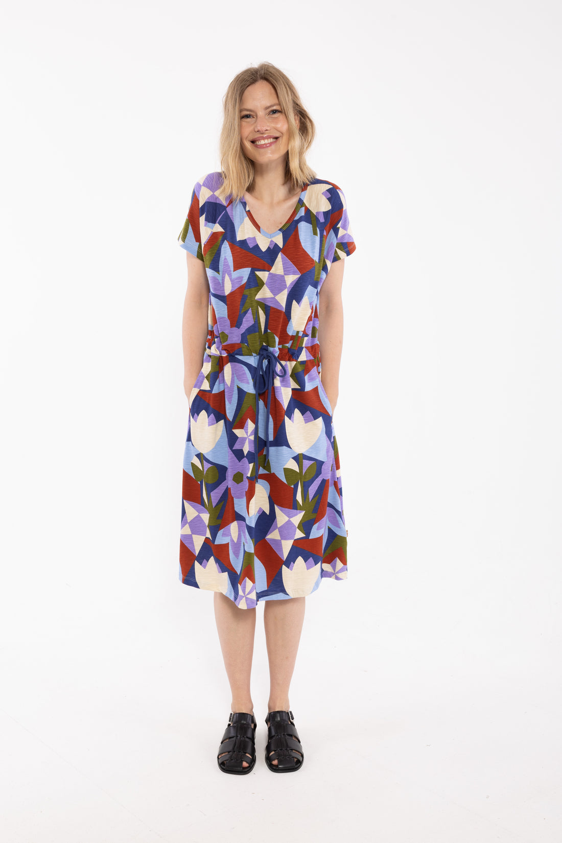 Fin kjole med farverigt mønster i økologisk bomuld til kvinder