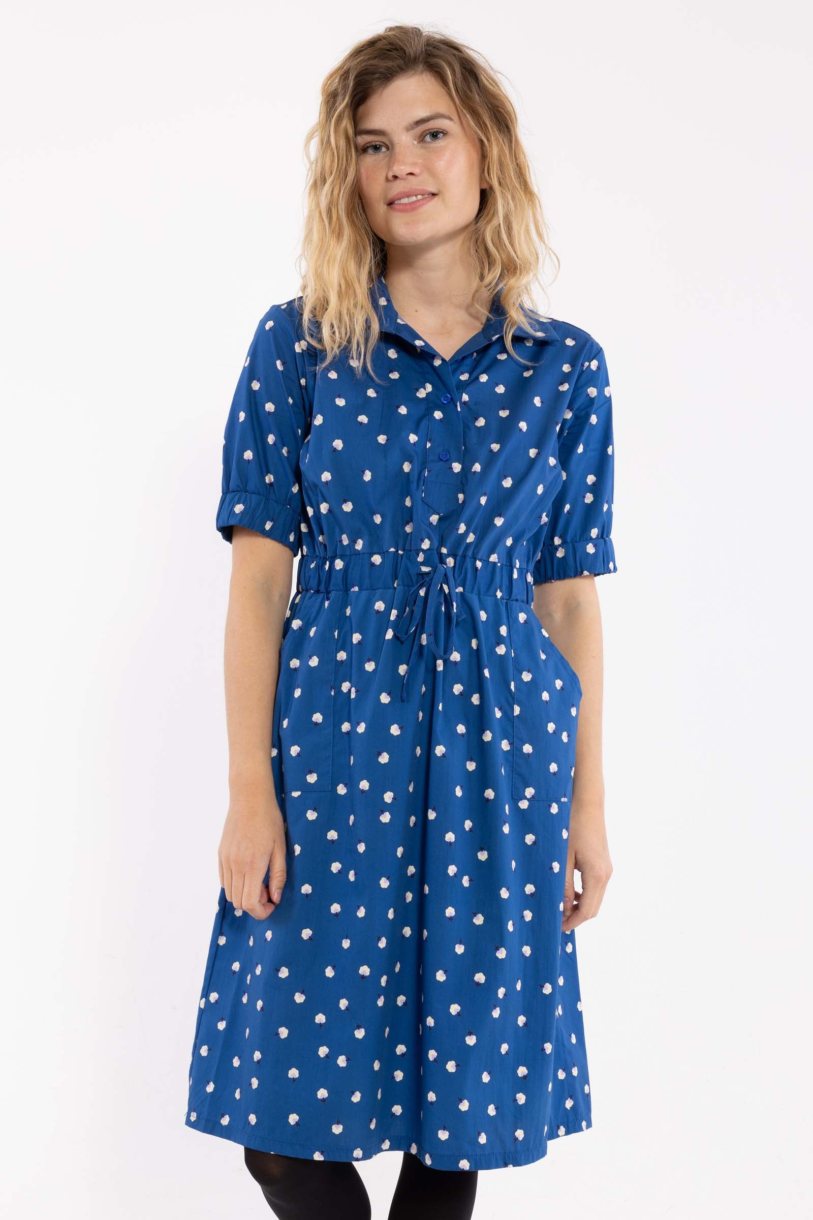 Fin skjortekjole i mørkeblå med blomsterinspireret mønster til kvinder