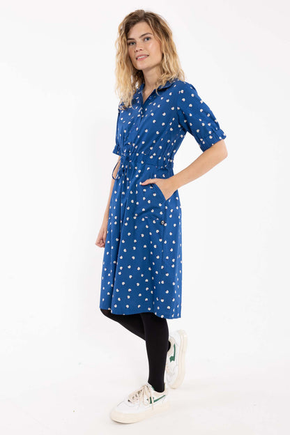 Fin skjortekjole i mørkeblå med blomsterinspireret mønster til kvinder