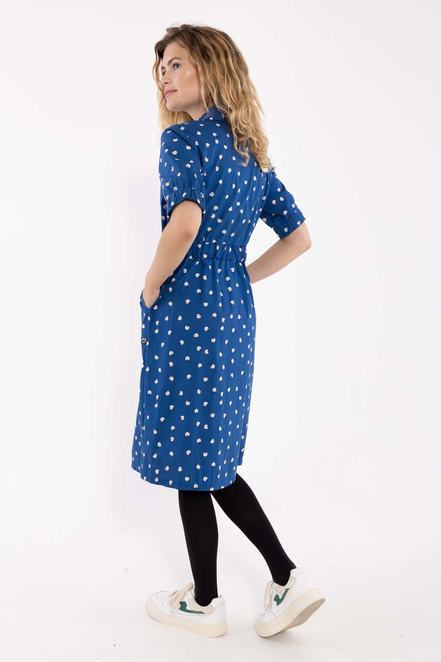 Fin skjortekjole i mørkeblå med blomsterinspireret mønster til kvinder