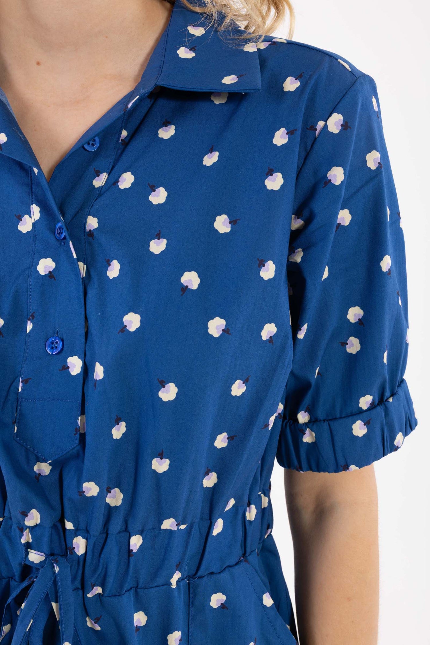 Fin skjortekjole i mørkeblå med blomsterinspireret mønster til kvinder