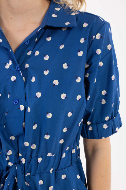 Fin skjortekjole i mørkeblå med blomsterinspireret mønster til kvinder