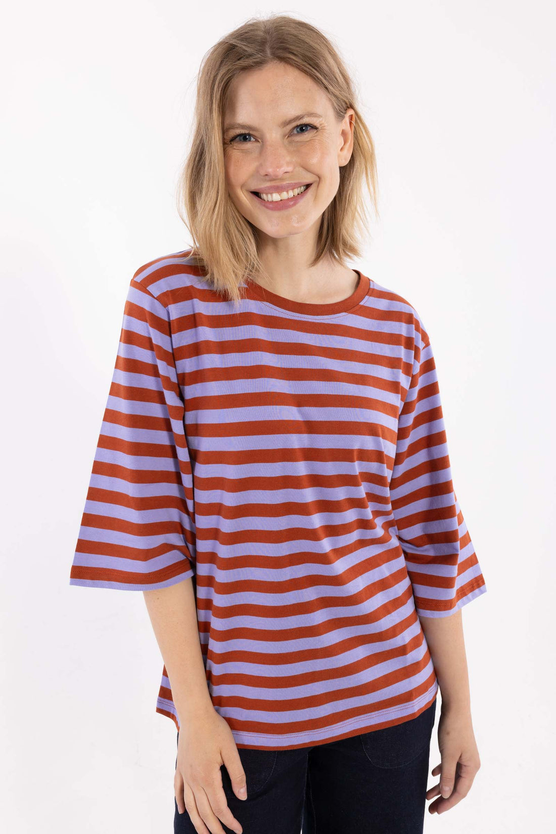 Fin t-shirt med striber i lyslilla og brændt rød, rund hals og lidt længere ærmer til kvinder