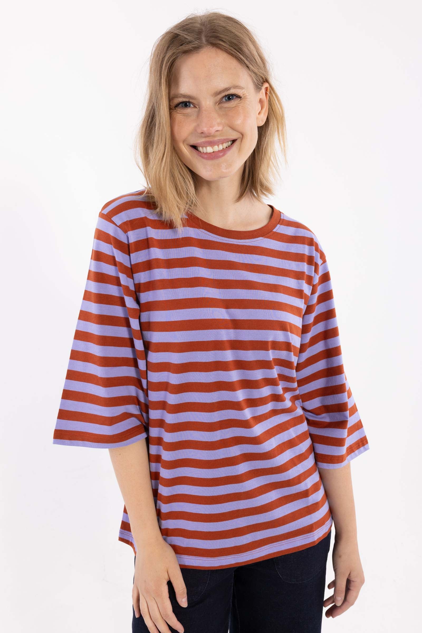 Fin t-shirt med striber i lyslilla og brændt rød, rund hals og lidt længere ærmer til kvinder