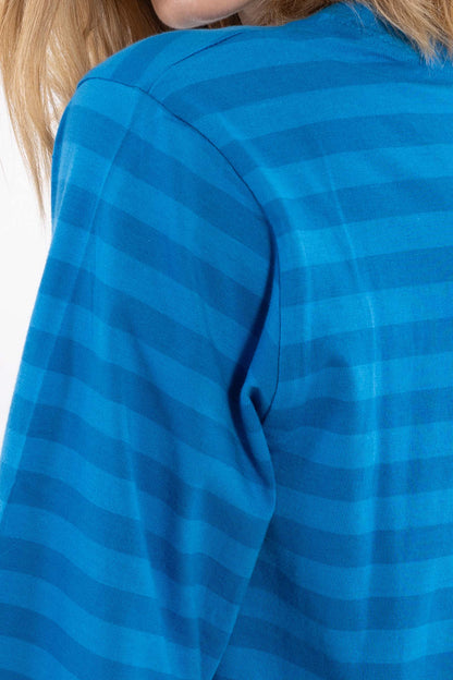 Fin t-shirt med blå striber, rund hals og lidt længere ærmer til kvinder