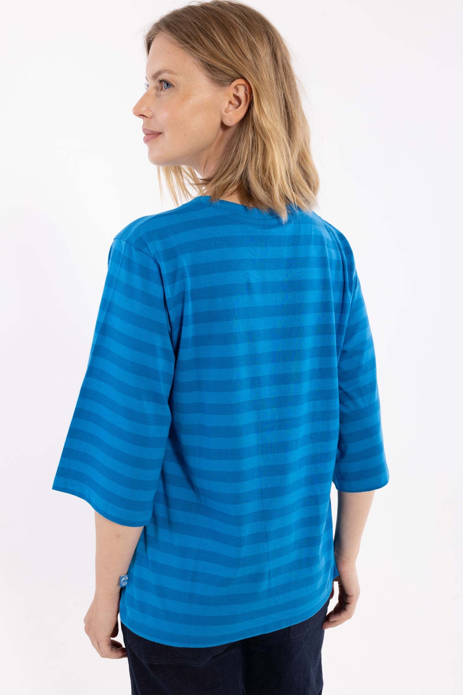 Fin t-shirt med blå striber, rund hals og lidt længere ærmer til kvinder