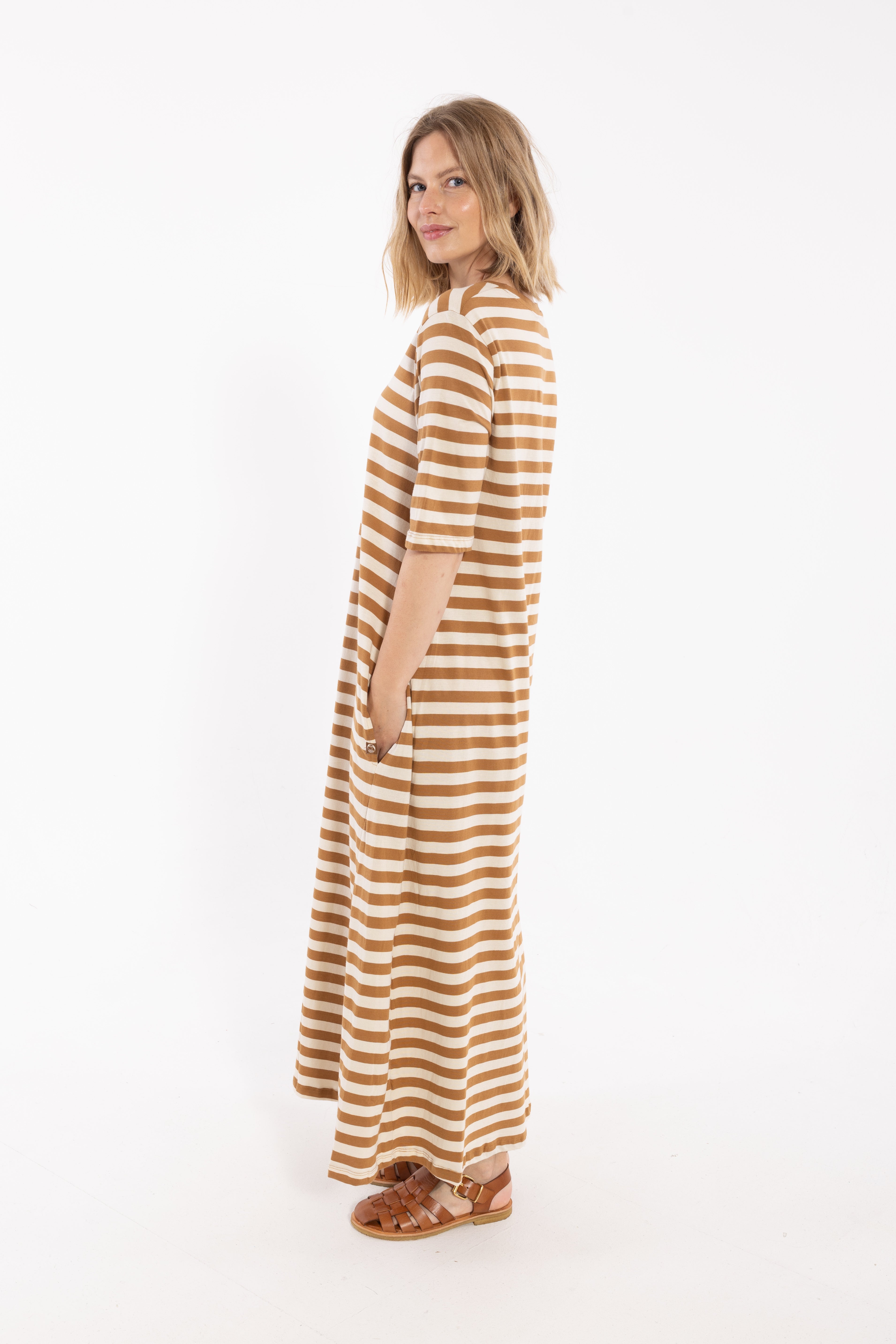 Klassisk kjole med t-shirt ærmer og striber i beige og mokka til kvinder