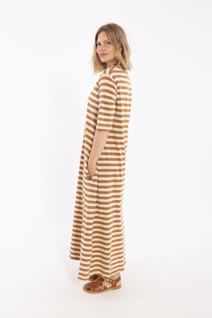 Klassisk kjole med t-shirt ærmer og striber i beige og mokka til kvinder