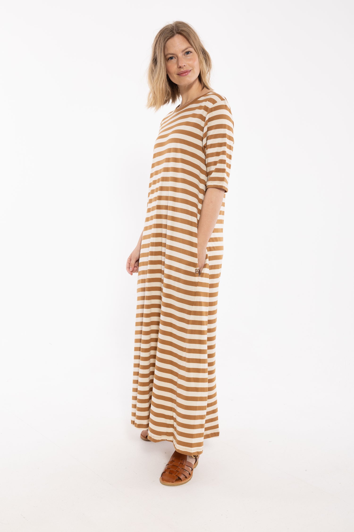 Klassisk kjole med t-shirt ærmer og striber i beige og mokka til kvinder