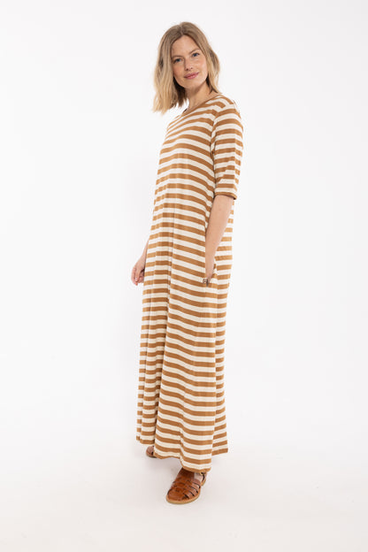 Klassisk kjole med t-shirt ærmer og striber i beige og mokka til kvinder