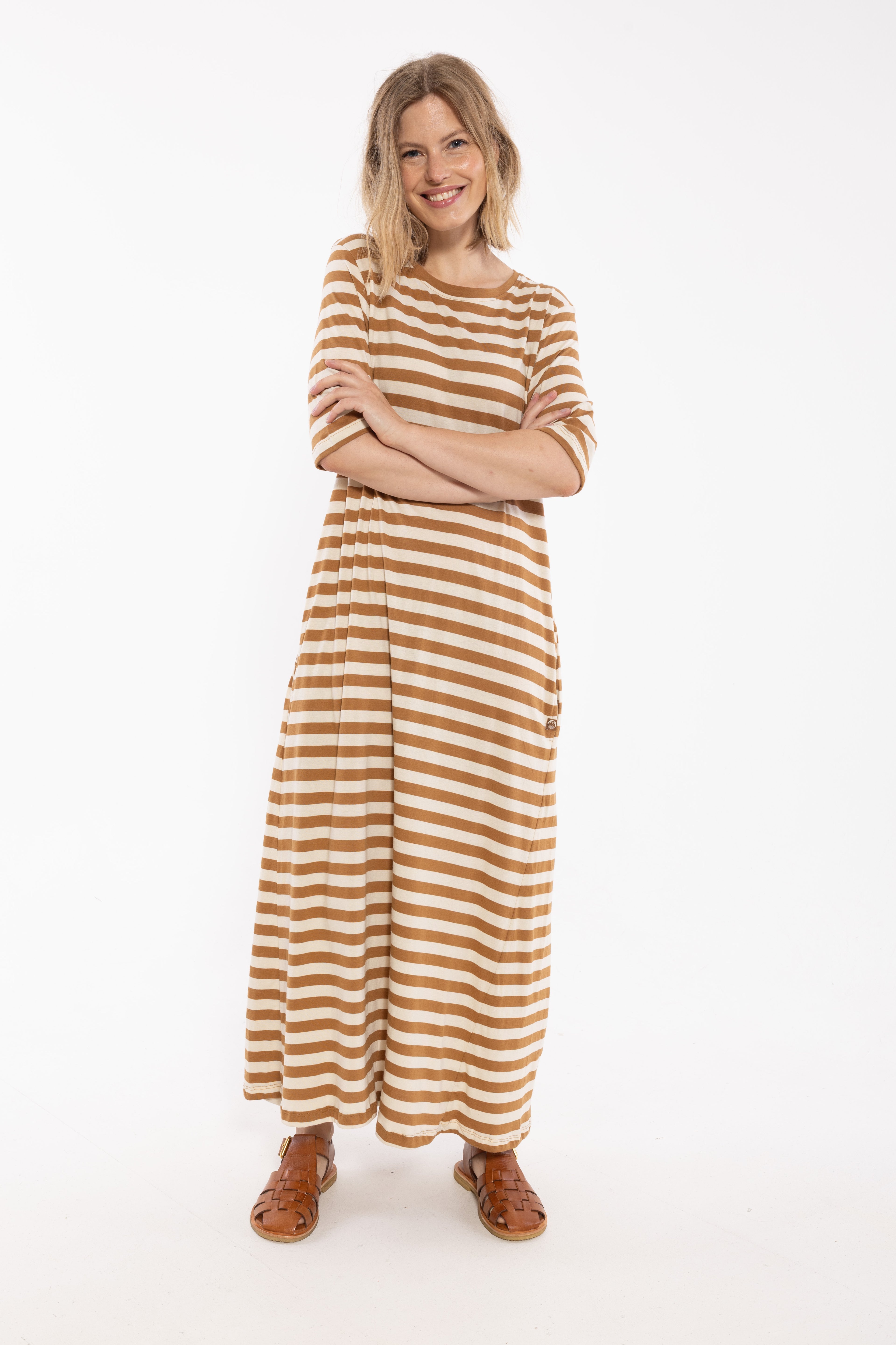 Klassisk kjole med t-shirt ærmer og striber i beige og mokka til kvinder