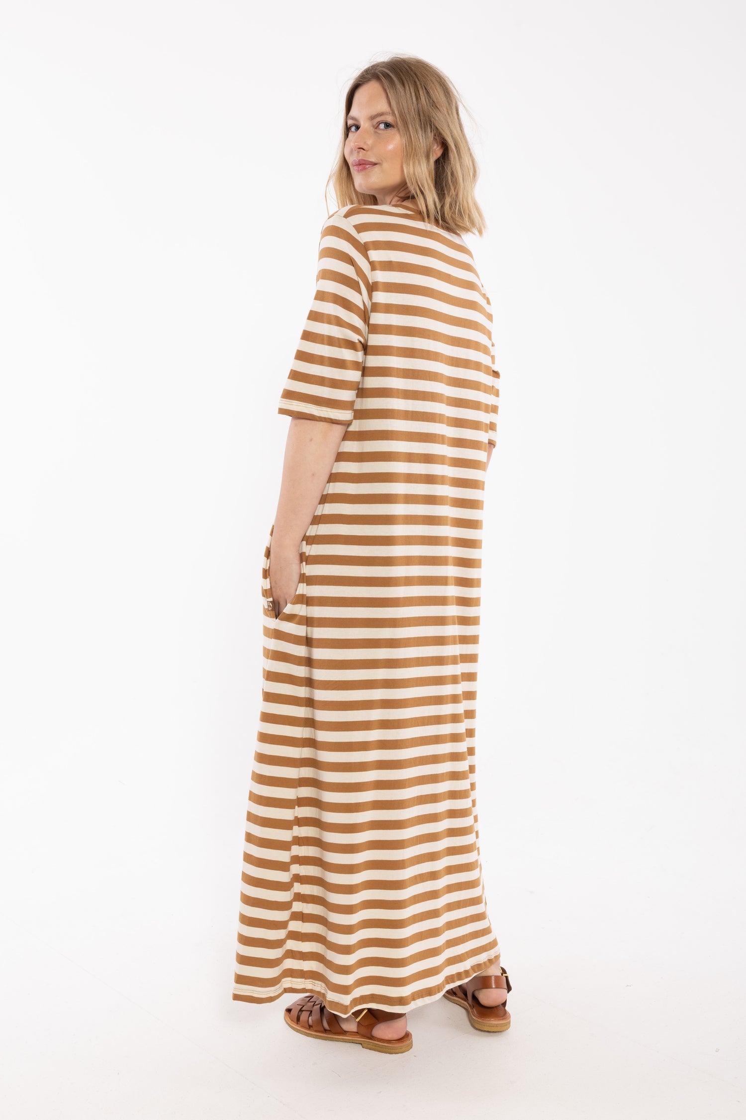 Klassisk kjole med t-shirt ærmer og striber i beige og mokka til kvinder