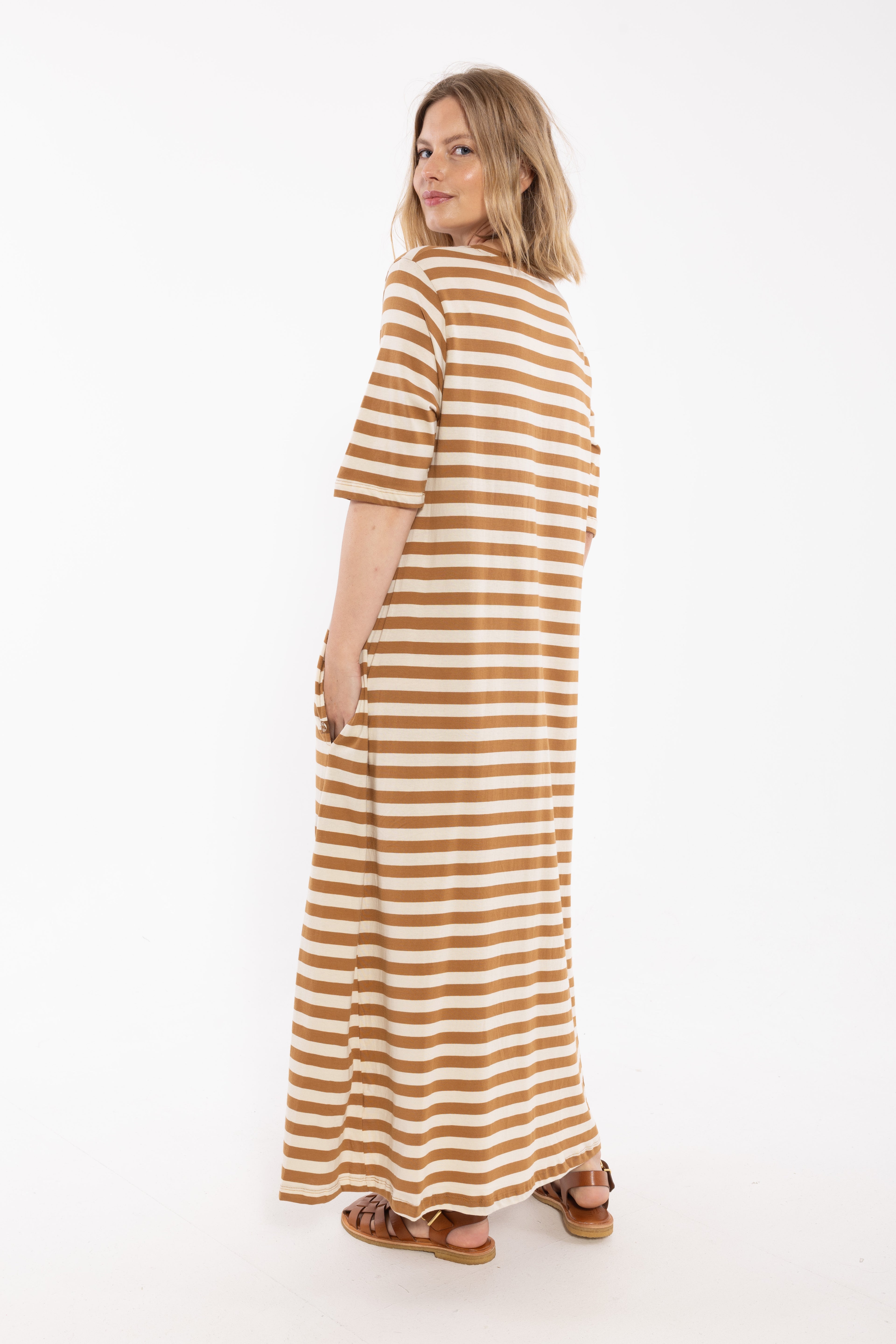 Klassisk kjole med t-shirt ærmer og striber i beige og mokka til kvinder