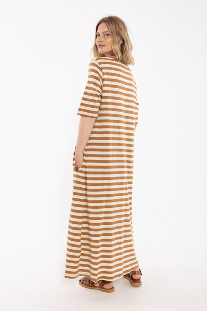 Klassisk kjole med t-shirt ærmer og striber i beige og mokka til kvinder