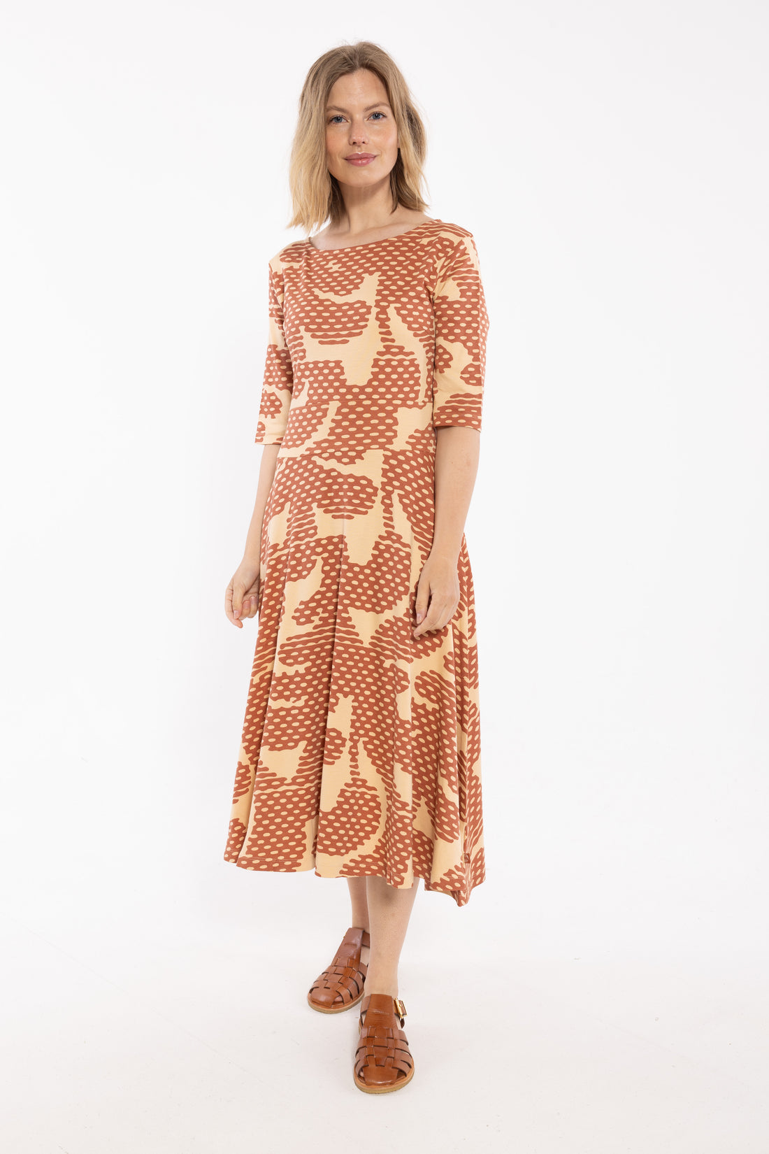 Fin mønstret kjole i orangebrun og varm sandfarve til kvinder