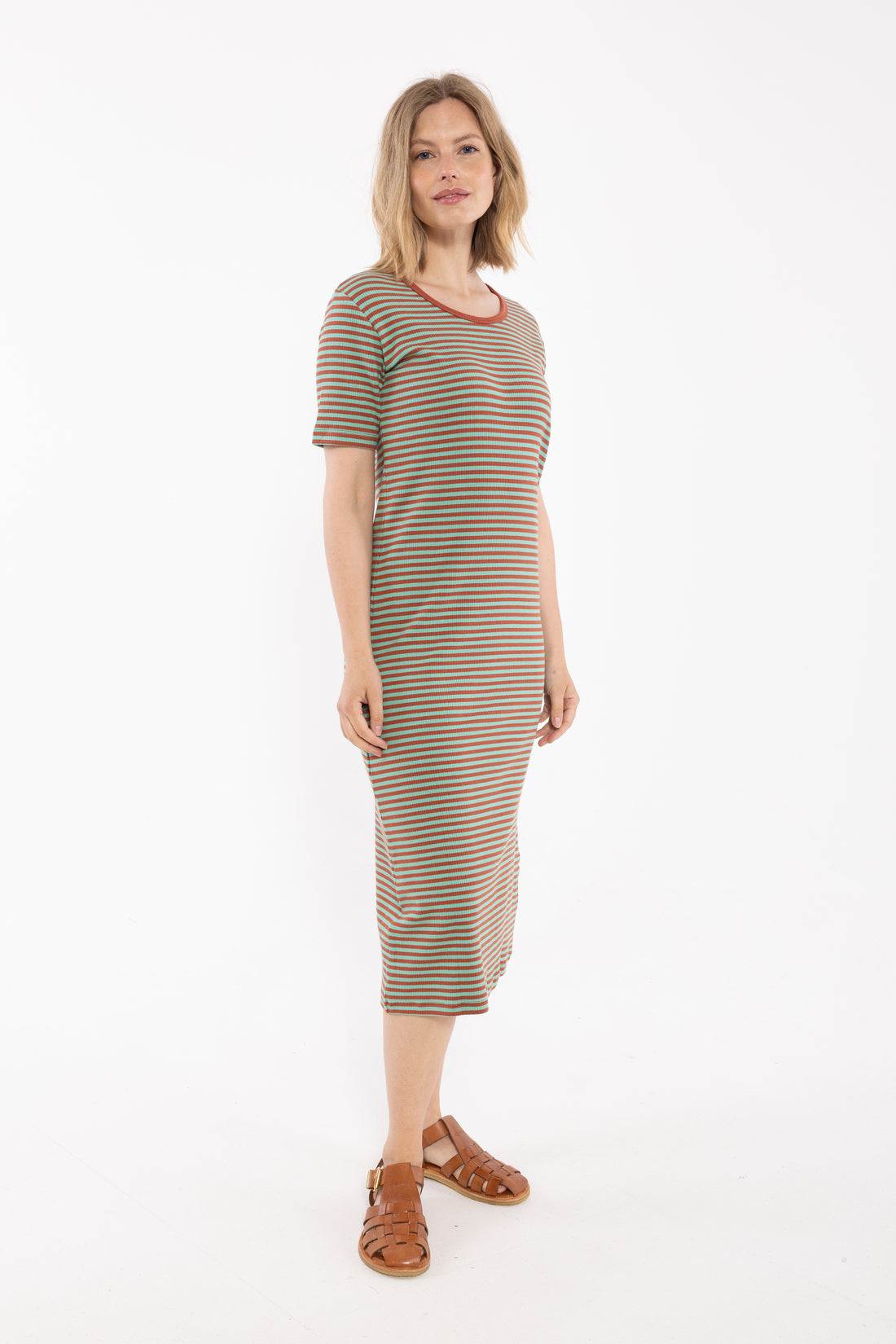 Fin kjole i bomuld og viskose med striber i brændt rød og mint til kvinder