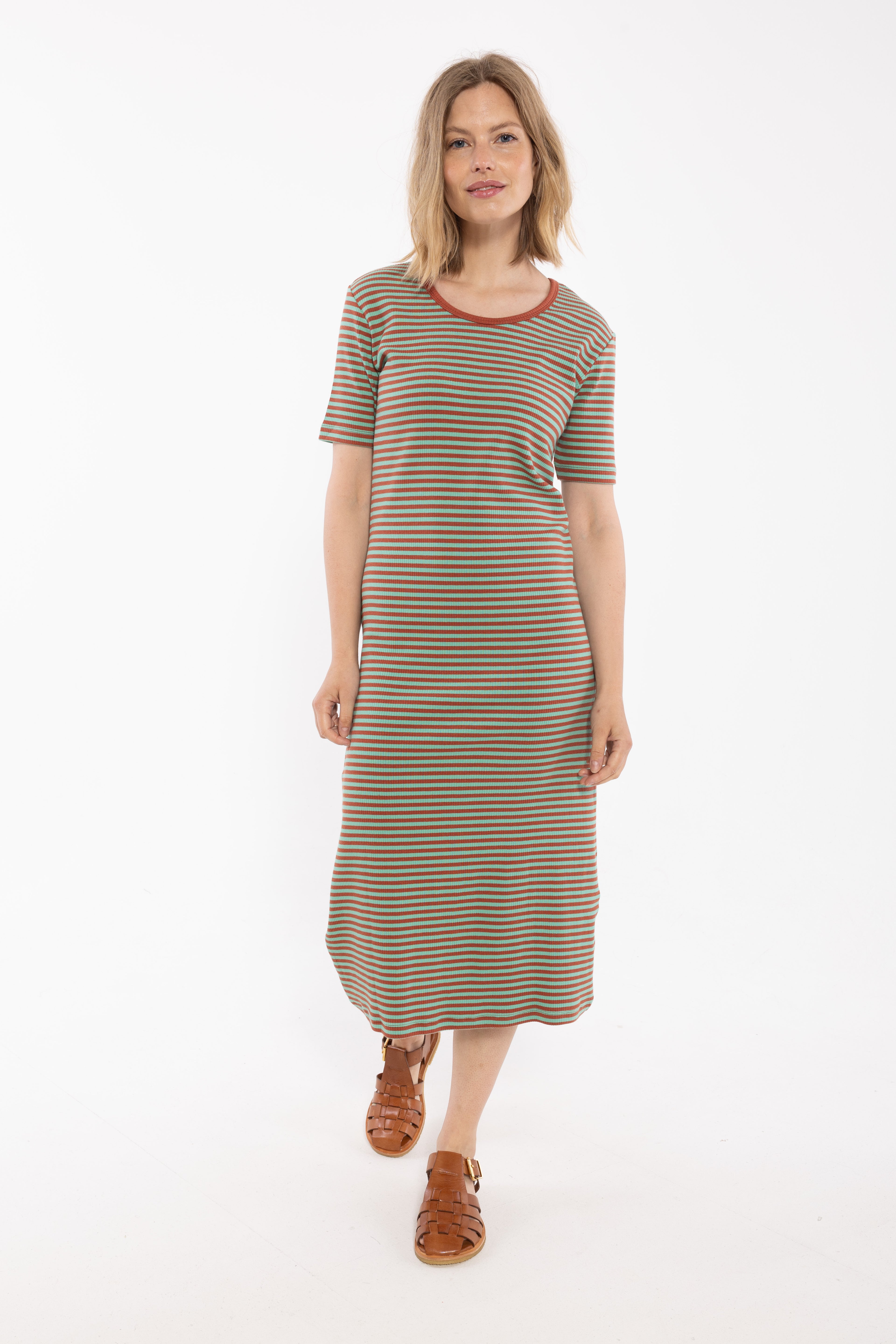 Fin kjole i bomuld og viskose med striber i brændt rød og mint til kvinder