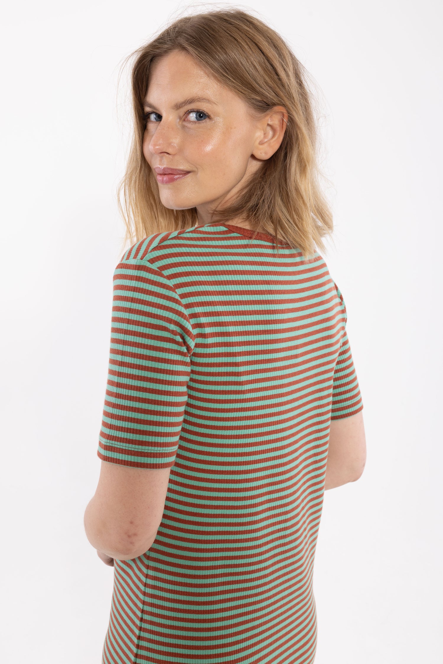 Fin kjole i bomuld og viskose med striber i brændt rød og mint til kvinder